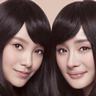 女表演者艺术展上半裸倒挂当钟锤
